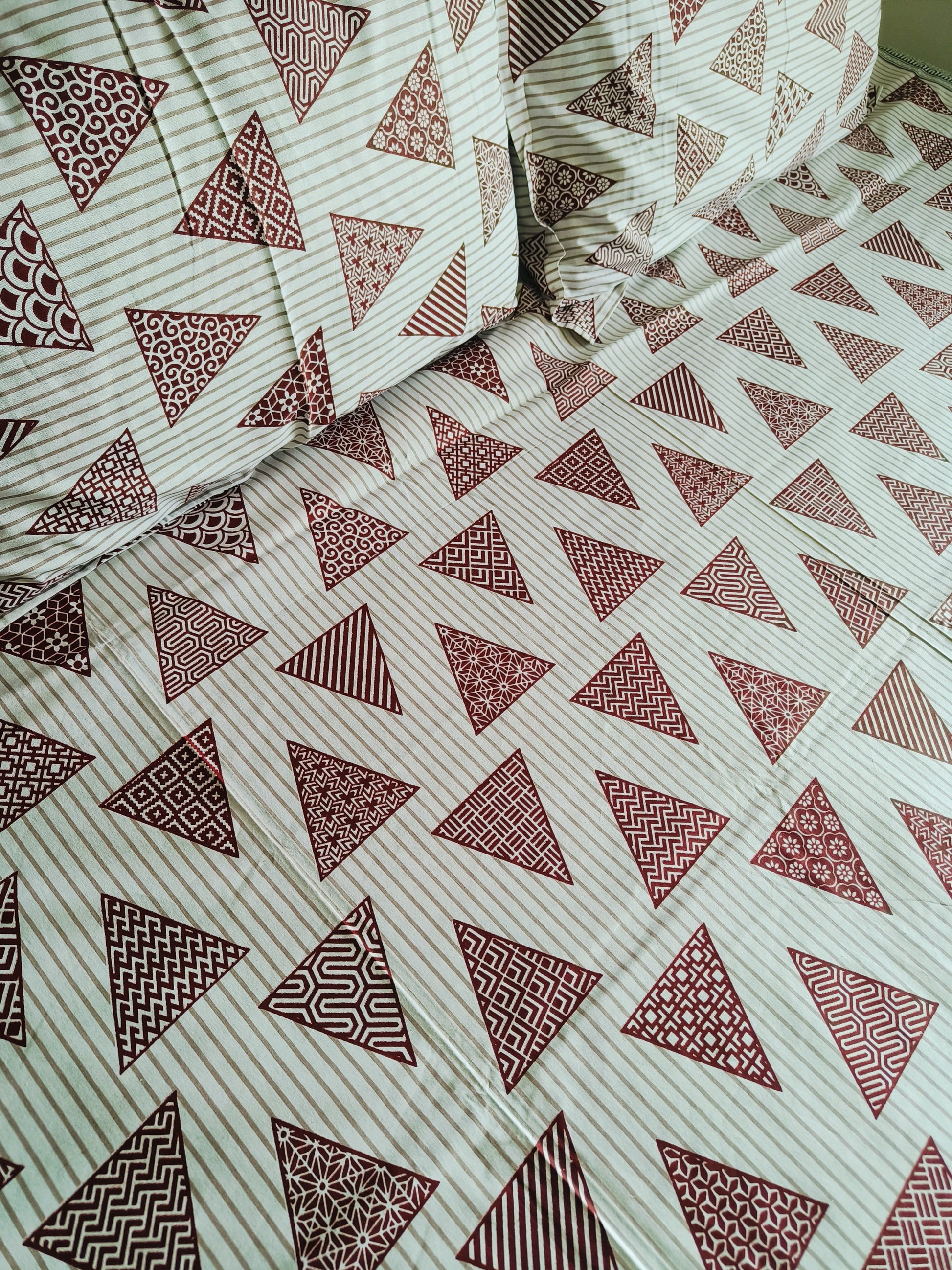 White & Red Cotton Geometric Premium Queen Bed Sheet