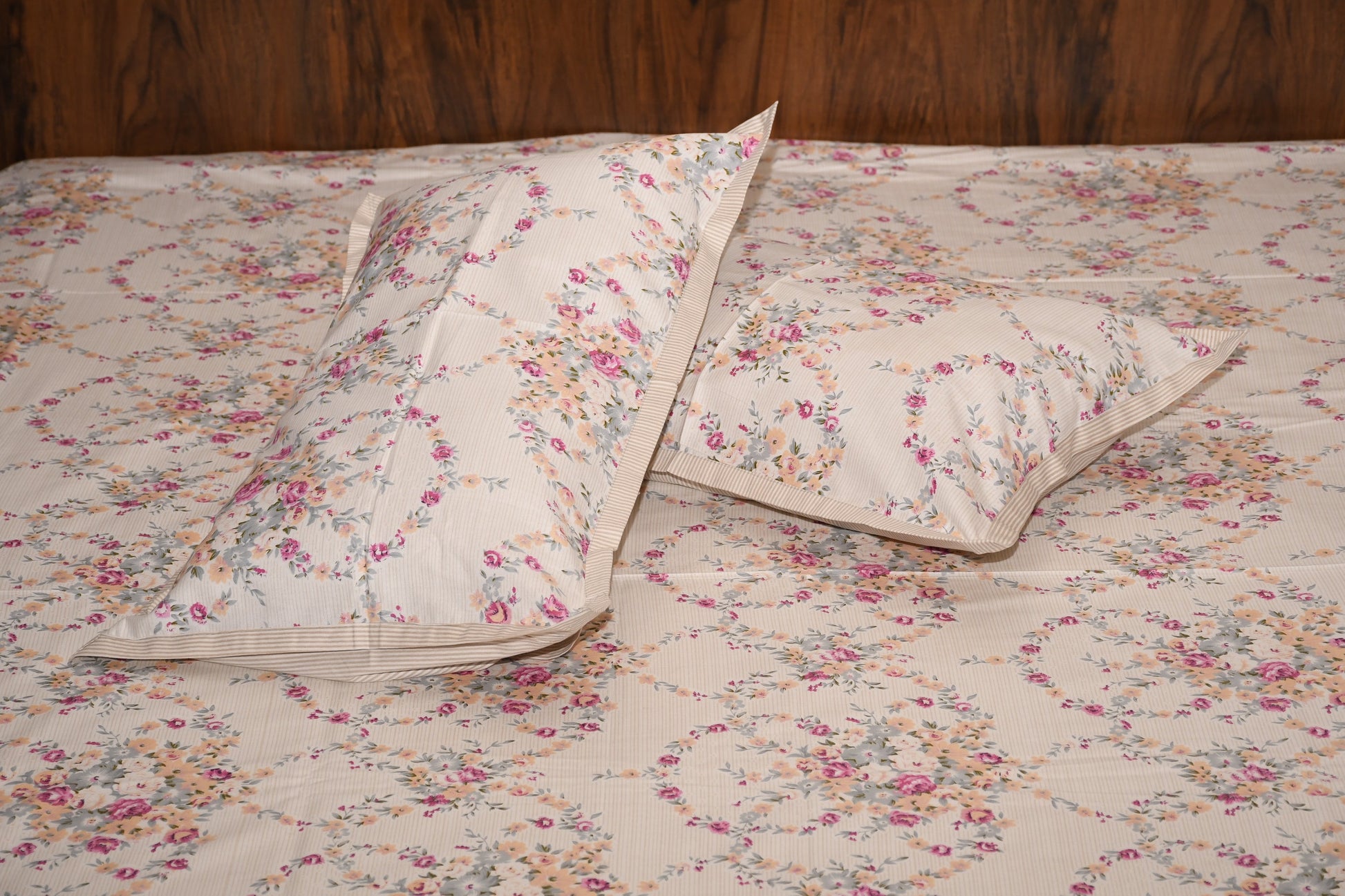 Rose Wreath Elegance Bedsheet – Blush Pink Floral Grace - Avyana Bedding Collection